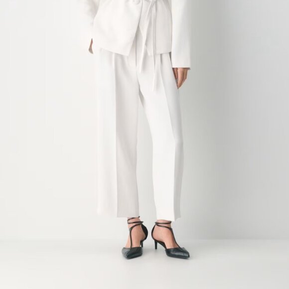 NEW ARITZIA EFFORTLESS Pants LIGHT BIRCH (off white) SIZE 6- CROPPED LENGTH - Picture 1 of 4